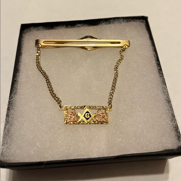 Other - Black Hills Gold Anson Tie Bar Clip w/chain
